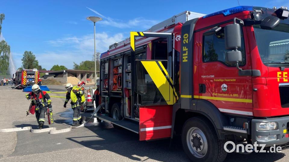 Endlich wieder ein Ausbildungstag bei der Feuerwehr Auerbach: Die beiden Kommandanten legten den Fokus dabei auf die Grundlagen. Bild: lei