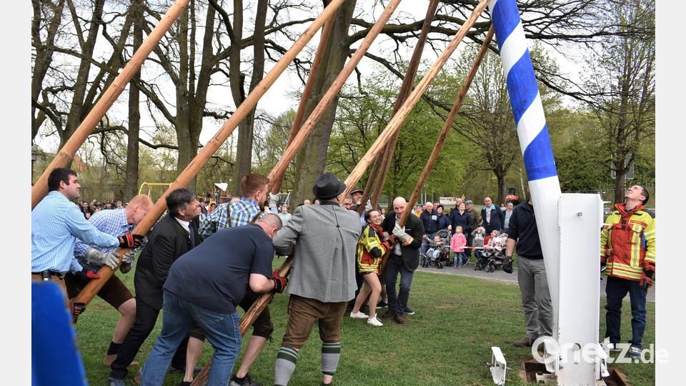 2022 wurde endlich wieder von der Feuerwehr Grafenwöhr ein Maibaum aufgestellt. Bild: rgr