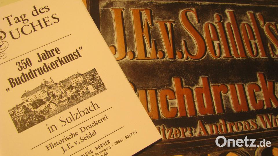 Schriftsetzer und Buchdrucker Helmut Spies hatte in der Historischen Druckerei Seidel seine 250. Führung. Dazu gratulierten ihm die beiden Vorsitzenden des Trägervereins der Druckerei. Bild: lm