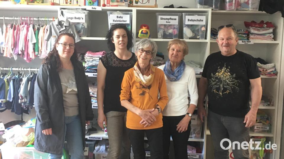 Die Flossenbürger SPD-Gemeinderätin Pamela Wünsche (Zweite von links) hat die Sachspenden im Caritas-Laden der Schwangerschaftsberatungsstelle in Weiden übergeben. Bild: privat/exb