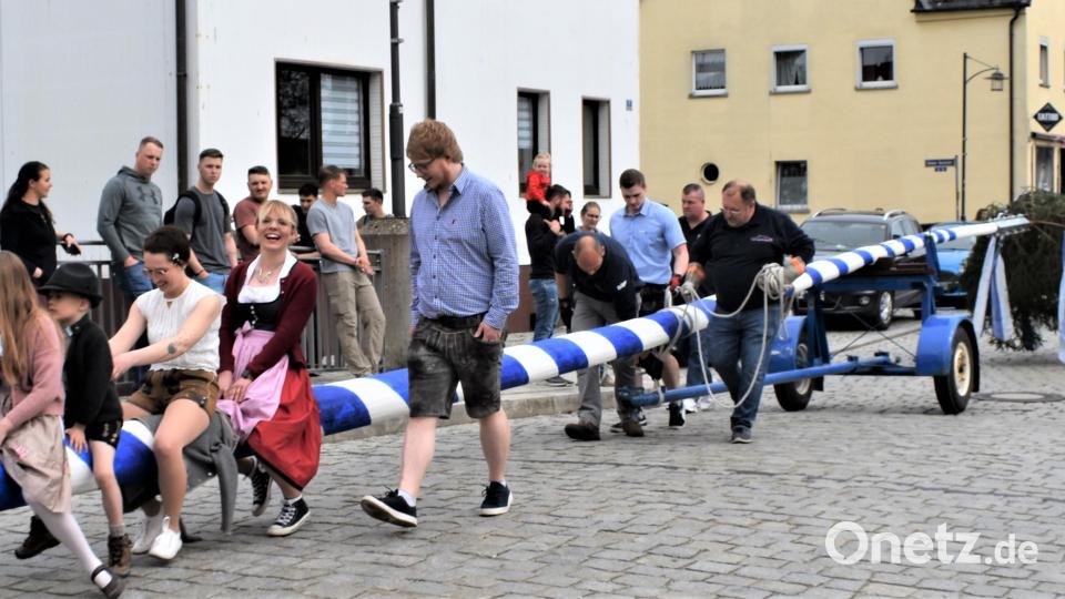 2022 wurde endlich wieder von der Feuerwehr Grafenwöhr ein Maibaum aufgestellt. Bild: rgr