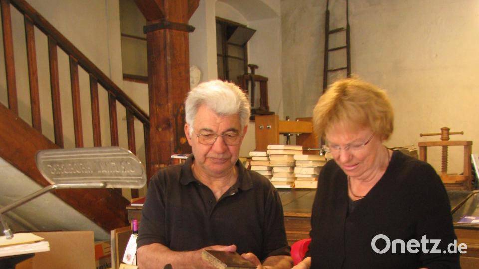 Schriftsetzer und Buchdrucker Helmut Spies (links) hat bereits 250 Mal die Historische Druckerei Seidel vorgestellt. Dazu gratulierten ihm die beiden Vorsitzenden des Trägervereins der Druckerei, Maria Müller (recht) und Stadtheimatpfleger Markus Lommer (nicht im Bild). Bild: lm