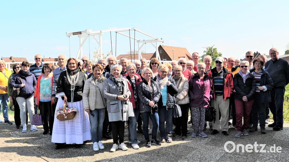 In örtlicher Tracht gab eine Führerin den Oberpfälzern Einblicke ins Alte Land und seine Traditionen. Bild: rgr