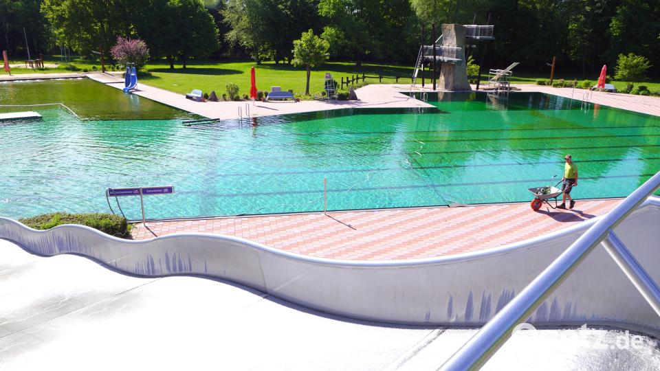 Zum Reinspringen verlockt das klare Wasser. Alexander holt mit seinem Reinigungsgerät die letzten Teilchen aus dem Becken. Auf natürliche Weise wird das Wasser gereinigt. Es ist frei von chemischen Zusatzstoffen. Bild: bkr