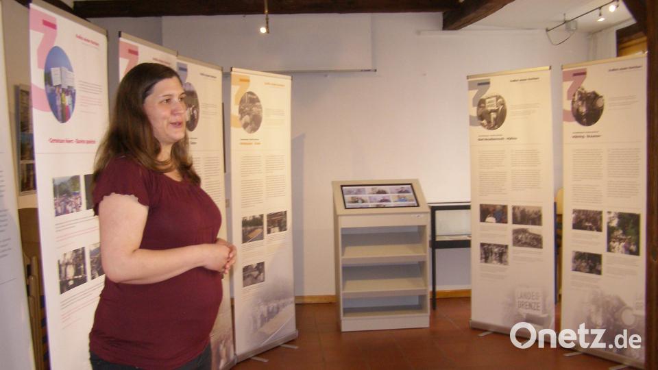 Barbara Habel von der Museumsfachstelle der Ikom Stiftland bei der Eröffnung der Ausstellung "Wir sind wieder Nachbarn" im Stiftlandmuseum. Bild: pz