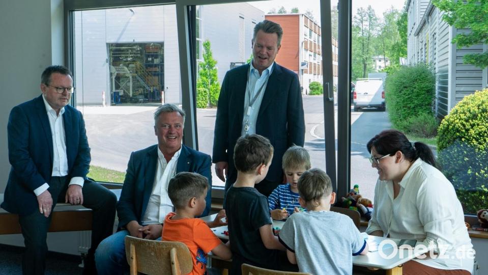 Prof. Erich Bauer, Vorstandsvorsitzender der LUCE Stiftung, sowie Christian und Lars Engel, Geschäftsführer der BHS Corrugated (von links), besuchen die Kinder während der Betreuung. Die Mamas müssen derweilen Deutsch büffeln. Bild: Vanessa Strobel, BHS Corrugated/exb