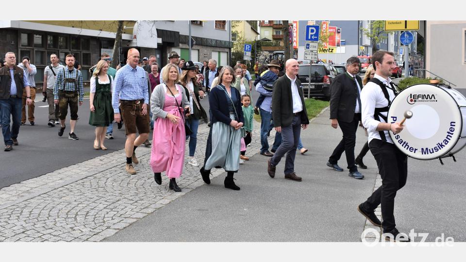 2022 wurde endlich wieder von der Feuerwehr Grafenwöhr ein Maibaum aufgestellt. Bild: rgr