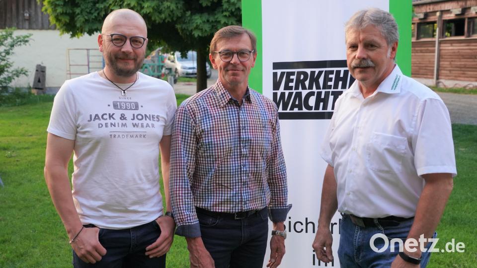 Da Jakob Stahl (Polizei Vohenstrauß) in den Ruhestand geht, wird er als Verkehrsmitarbeiter offiziell mit einem kleinen Geschenk verabschiedet – sein Nachfolger Wolfgang Piehler (links) rückt als Vorstandsmitglied auf. Vorsitzender Hans Messer (rechts) dankt Stahl und begrüßt Piehler im Kreise der Vorstandschaft. Bild: fvo