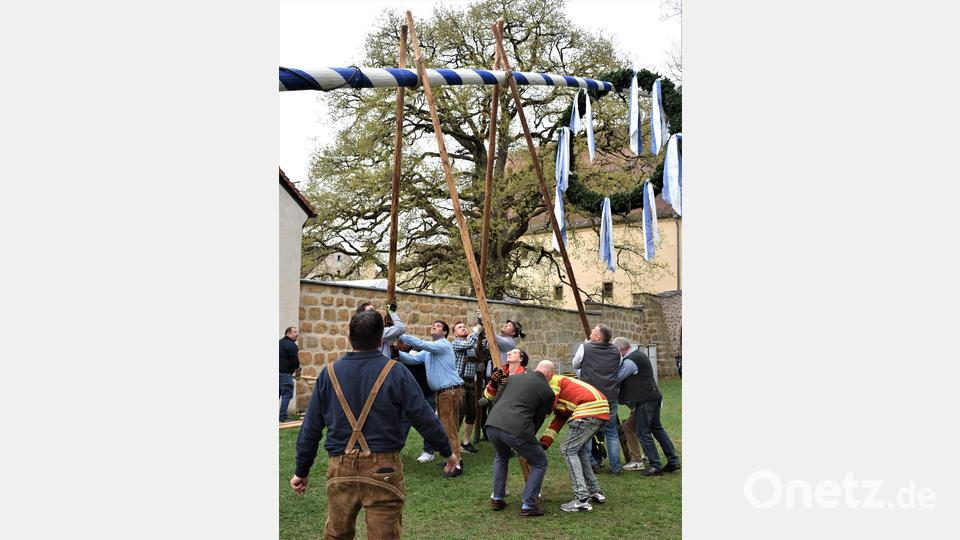 2022 wurde endlich wieder von der Feuerwehr Grafenwöhr ein Maibaum aufgestellt. Bild: rgr