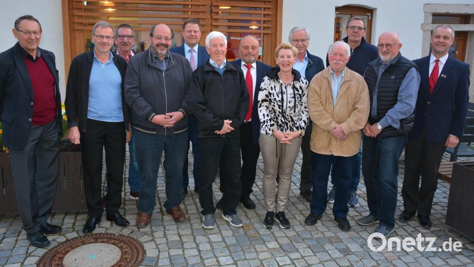 Jahrzehntelang treue Mitglieder ehrte der Männergesangverein Mitterteich. Unser Bild zeigt (von links) Heinz Richter, Oswald Weig, Siegfried Brand, Josef Fick, Bürgermeister Stefan Grillmeier, Alfred Hecht, Erich Fischer, Simone Söllner, Hubert Fischer, Karl Bauer, Richard Schmeisser, Karl Piendl und Vorsitzenden Markus Schuller. Bild: jr
