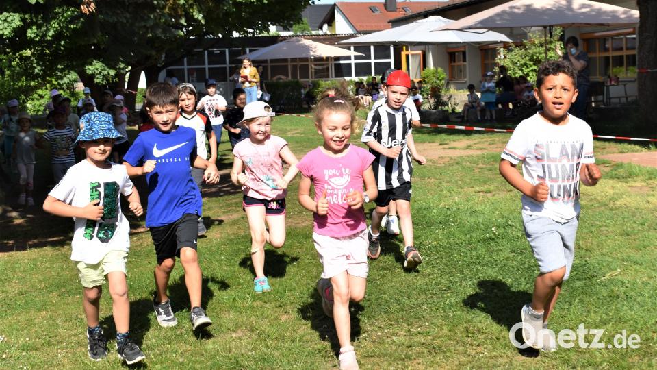 Sportlich sammelten die Mädchen und Buben der Kindertagesstätte St. Theresia Spenden. Bild: rgr