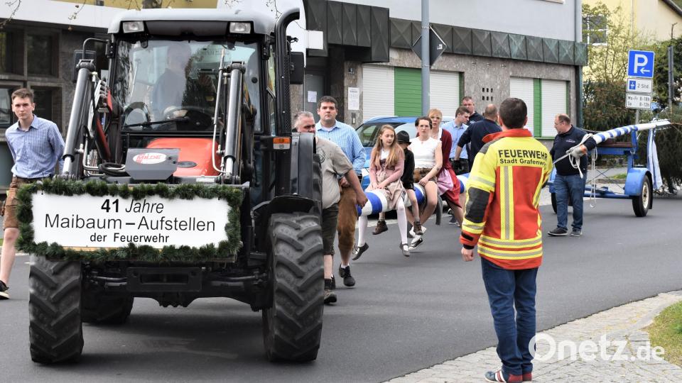 2022 wurde endlich wieder von der Feuerwehr Grafenwöhr ein Maibaum aufgestellt. Bild: rgr
