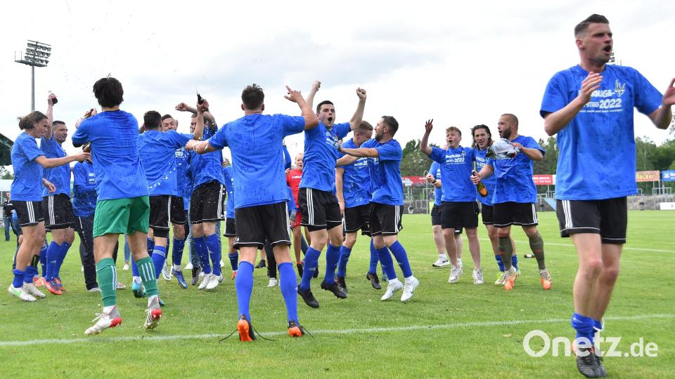 Nach dem Schlusspfiff brachen bei den Weidener Spielern alle Dämme: Mit dem 4:0-Heimsieg gegen den FC Passau lösten die Schwarz-Blauen das Ticket für den Direktaufstieg in die Bayernliga. Bild: A. Schwarzmeier