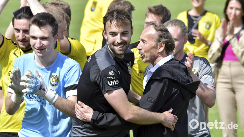 Der scheidende FC-Kapitän Dennis Kramer, hier mit seinem Vater und FC-Betreuer Gerhard Kramer (rechts). Bild: Hubert Ziegler