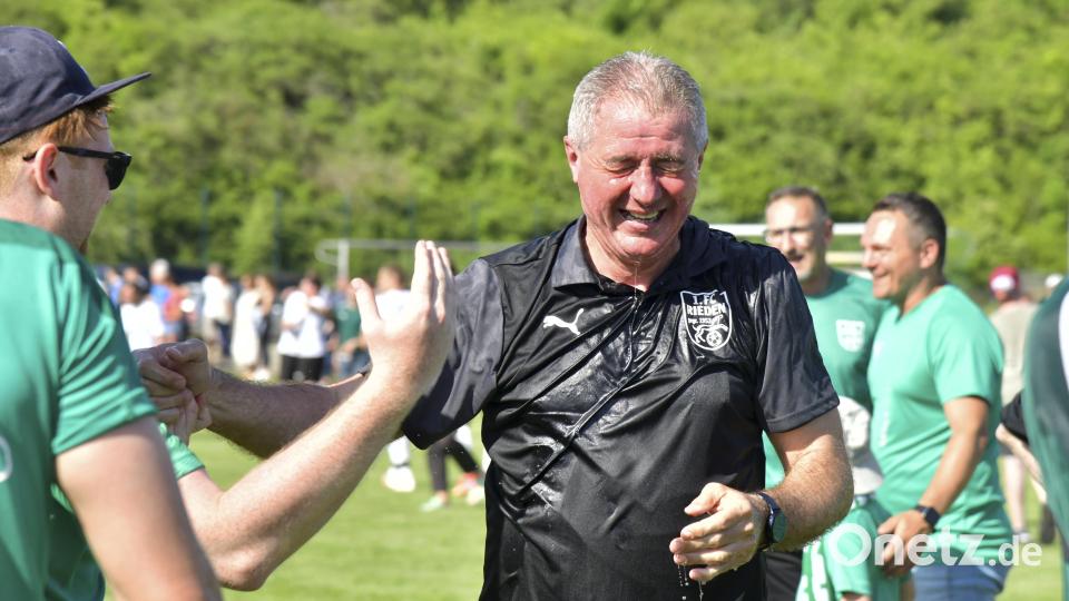 Trainer Josef Fleischmann vom 1. FC Rieden war nach der obligatorischen Sektdusche fix und fertig, aber überglücklich. Bild: Hubert Ziegler