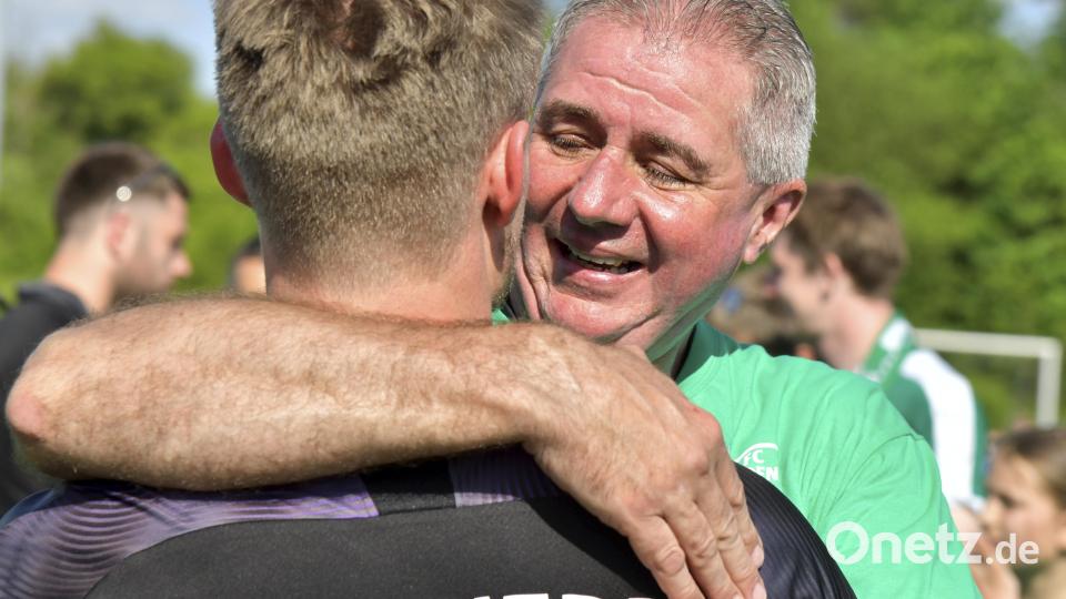 Überglücklich: Trainer Josef Fleischmann vom 1. FC Rieden. Bild: Hubert Ziegler