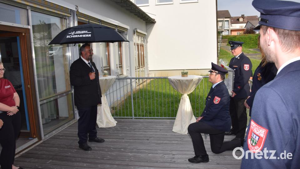 Vorsitzender Andreas Troidl (rechts) ging vor Bürgermeister Josef Beimler auf die Knie und bat diesen, das Amt des Schirmherren für das Jubiläum im kommenden Jahr zu übernehmen. Bild: fla