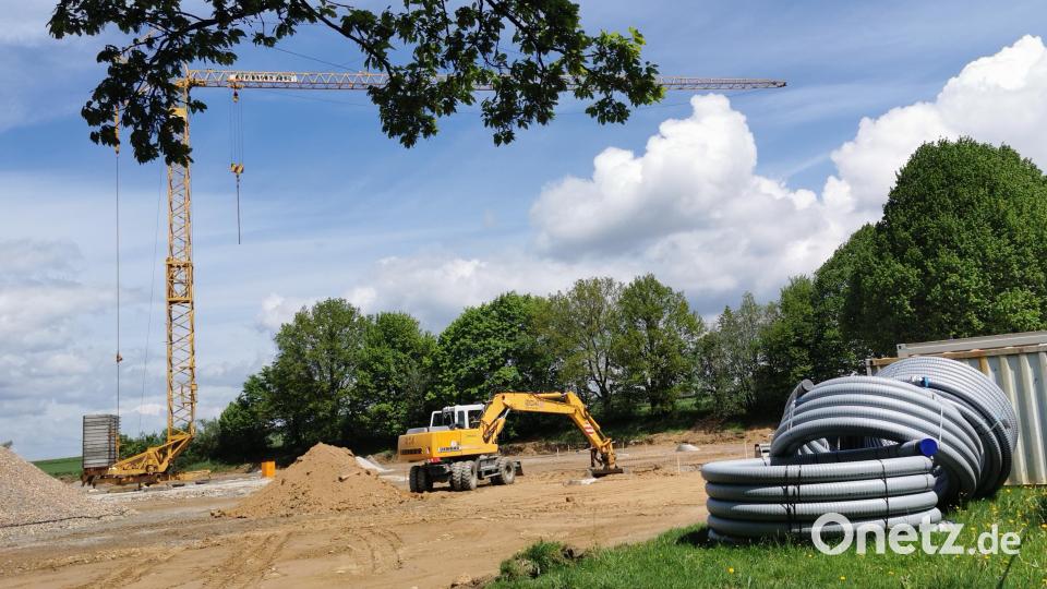 Von der Aschenbahn ist nicht mehr viel zu sehen: Seit Anfang der Woche laufen die Hochbauarbeiten für den Neubau der Sozialtherapeutischen Einrichtung (STE) auf dem ehemaligen Schulsportplatz in Schönsee. Bild: Portner