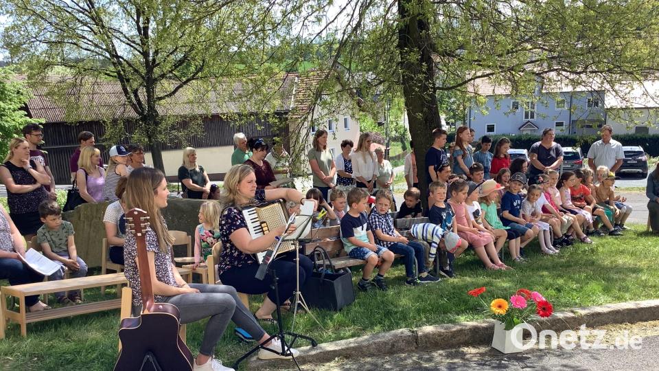 Kinder des Kinderhauses „Dorfpiraten“ gestalteten eine Maiandacht vor der Pfarrkirche in Großkonreuth. Bild: Ilona Kilian/exb