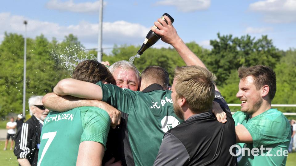 Eingekesselt von seinen Spielern musste Trainer Josef Fleischmann vom 1. FC Rieden die obligatorische Sekt- und Bierdusche über sich ergehen lassen. Bild: Hubert Ziegler