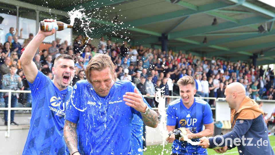 Damit war zu rechnen: SpVgg-SV-Trainer Andreas Scheler (Zweiter von links) musste Sekt- und Bierduschen über sich ergehen lassen. Jasmin Abdihodzic, Nico Argauer und Matthias Götz (von links) sind in diesem Fall die Übeltäter. Bild: A. Schwarzmeier