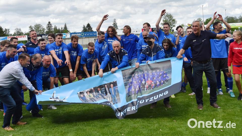 Die SpVgg SV Weiden feierte ausgelassen den Aufstieg. Bild: A. Schwarzmeier
