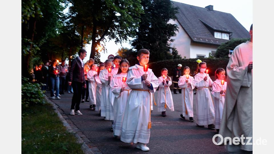 Bei einbrechender Dunkelheit bewegt sich eine lange Lichterprozession mit der Statue des Heiligen aus Cantalice und der Dritte Orden mit der Standarde, den Kommunionkindern in ihren Festgewändern und der Stadtkapelle unter Leitung von Karl Wildenauer durch die illuminierte Felixallee. Bild: Gabi Schönberger