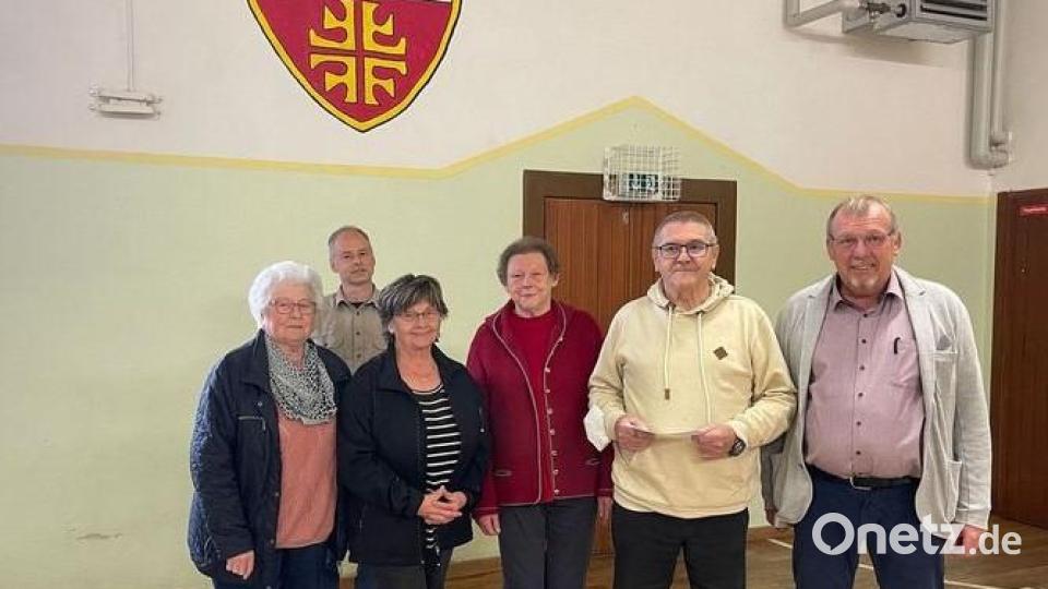 Die Geehrten mit den Ehrengästen (von links): Friedlinde Braun, Bernhard Kraus, Maria Zapf, Gertrud Bauer, Reinhold Bauer und Thomas Reichenberger. Bild: TSV Fichtelberg/exb