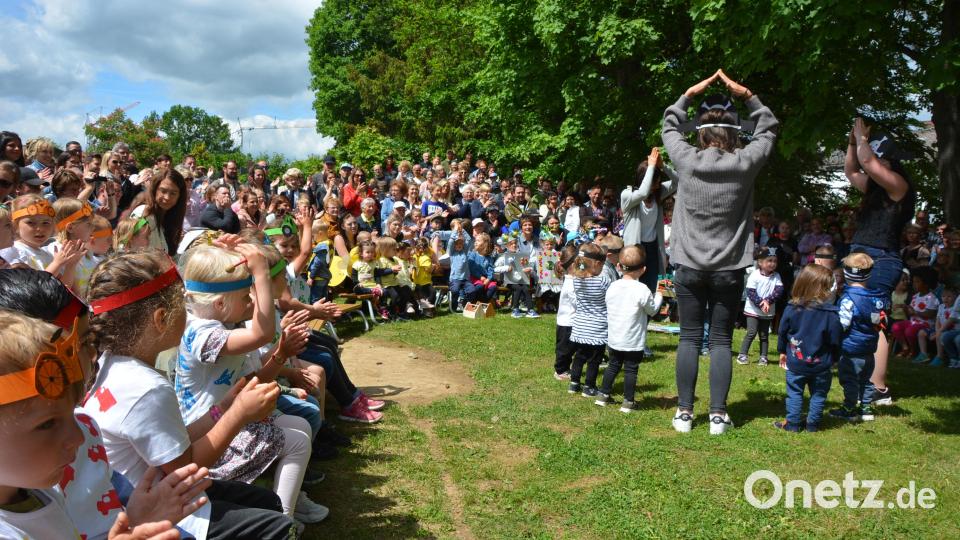 Prächtige Stimmung in der Open-Air-Arena im Städtischen Kinderhaus bei der rund einstündigen Aufführung. Bild: jr