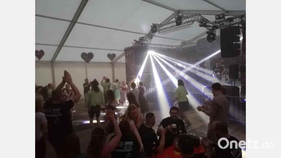 Die Partyband Pop nach Acht bot zur gewohnt guten Stimmungsmusik ihre neue Lasershow Bild: gmü