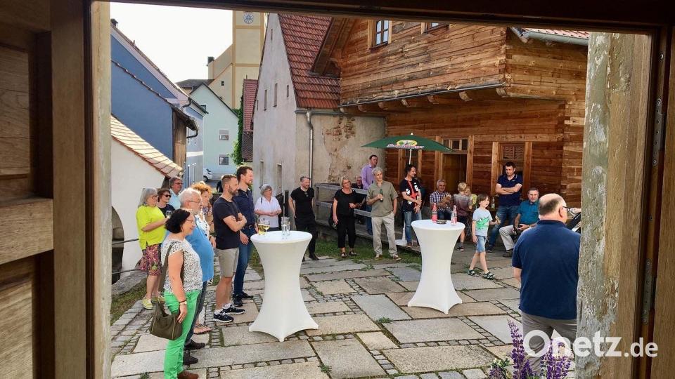 Im Hof der Molzmühle herrschte zur Ausstellungseröffnung Feierstimmung. Bild: gri