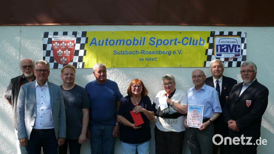 Geehrt für langjährige Mitgliedschaft bzw. besondere Verdienste wurden (ab 3..v.links) Michael Janner, Otto Petter, Ursula Roth, Margot Sperber, Peter Bruckner, Walter Birkel, zusammen mit Bürgermeister Michael Göth, Sportleiter Manfred Scharnagel und Vorstand Hans Bohmann. Bild: Michael Janner/exb