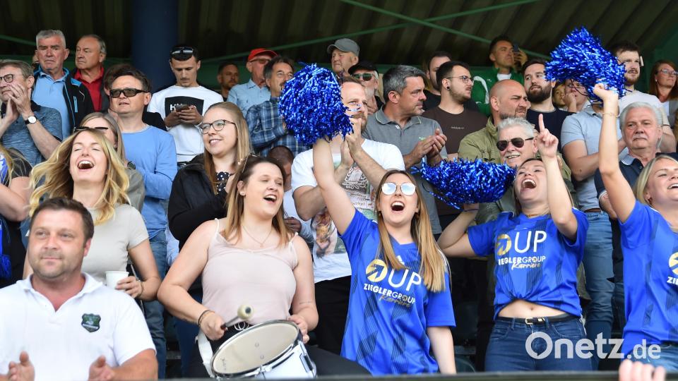 Ausgelassener Jubel auf den Rängen: Die SpVgg-SV-Anhänger feierten ihre Mannschaft. Eine so prächtige Stimmung wie am Samstag hat im Sparda-Bank-Stadion seit Jahren nicht mehr geherrscht. Bild: A. Schwarzmeier