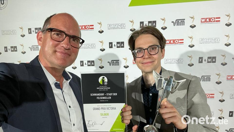 Produzent Thomas Faupel und Kameramann Felix Albrecht präsentieren die Victoria-Trophäe. Bild: Thomas Faupel/exb