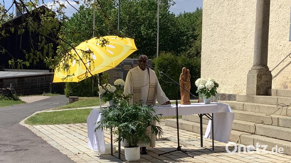 Pfarrer Charles Ifemeje begrüßte alle Eltern und Gäste zur ersten gemeinsamen Andacht seit Beginn der Coronapandemie. Bild: Ilona Kilian/exb