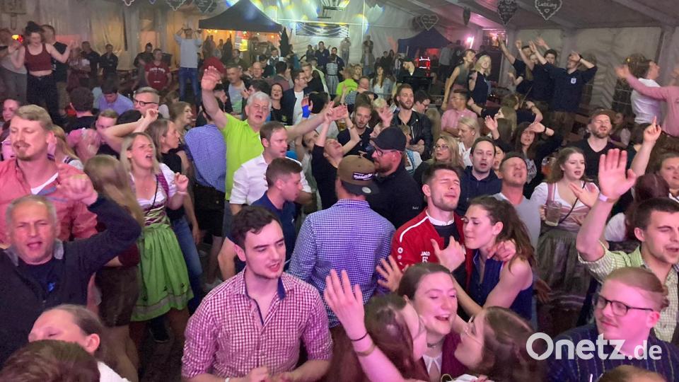 Schon am Freitag abend stellte GrögötzWeißbir den Gästen die nötige Partydrehzahl ein Bild: gmü