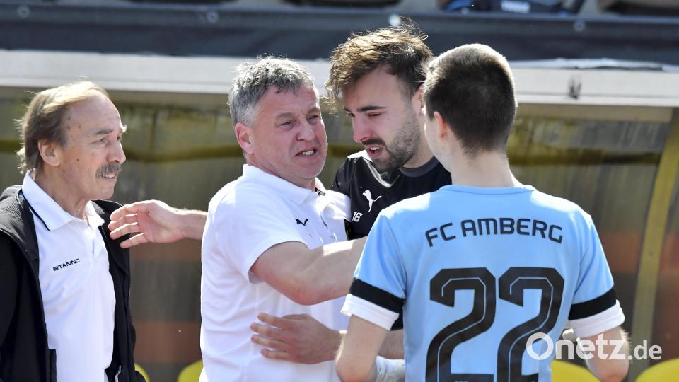 Zu Tränen gerührt wegen des fast nicht mehr möglich gehaltenen direkten Klassenerhalts in der Fußball-Landesliga Mitte: FC- Betreuer Gerhard Kramer, Abteilungsleiter Wolfgang Haller, Kapitän Dennis Kramer und Torhüter Manuel Baumgärtner (von links). Bild: Hubert Ziegler