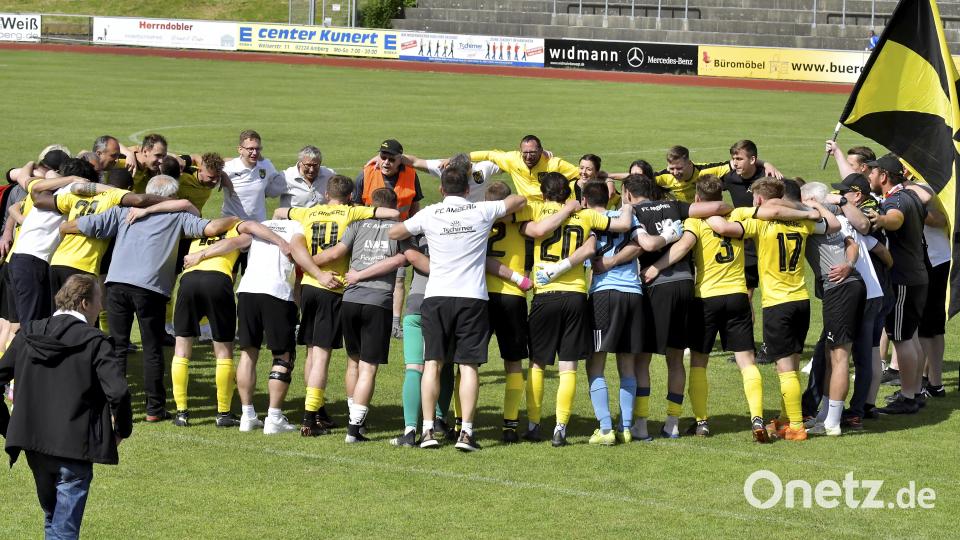 Lange feierten die Spieler des FC Amberg mit Trainer, Betreuern und Funktionären den Klassenerhalt in der Landesliga Mitte auf dem Rasen. Bild: Hubert Ziegler