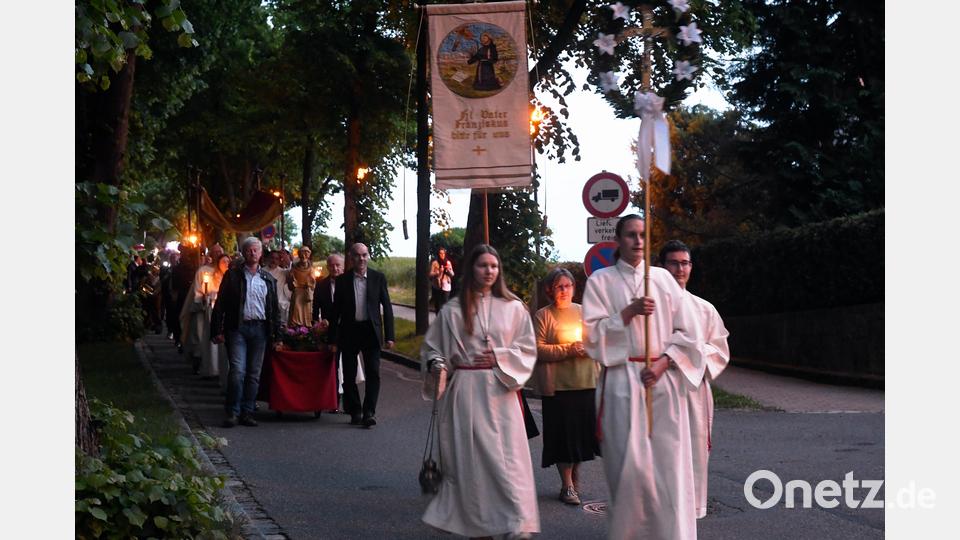 Bei einbrechender Dunkelheit bewegt sich eine lange Lichterprozession mit der Statue des Heiligen aus Cantalice und der Dritte Orden mit der Standarde, den Kommunionkindern in ihren Festgewändern und der Stadtkapelle unter Leitung von Karl Wildenauer durch die illuminierte Felixallee. Bild: Gabi Schönberger