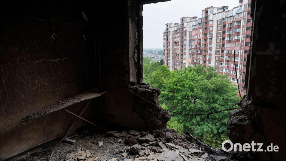 Blick aus einer durch russischen Beschuss zerstörten Wohnung in Charkiw. Bild: Bernat Armangue/AP/dpa