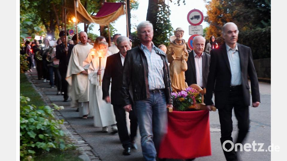 Bei einbrechender Dunkelheit bewegt sich eine lange Lichterprozession mit der Statue des Heiligen aus Cantalice und der Dritte Orden mit der Standarde, den Kommunionkindern in ihren Festgewändern und der Stadtkapelle unter Leitung von Karl Wildenauer durch die illuminierte Felixallee. Bild: Gabi Schönberger