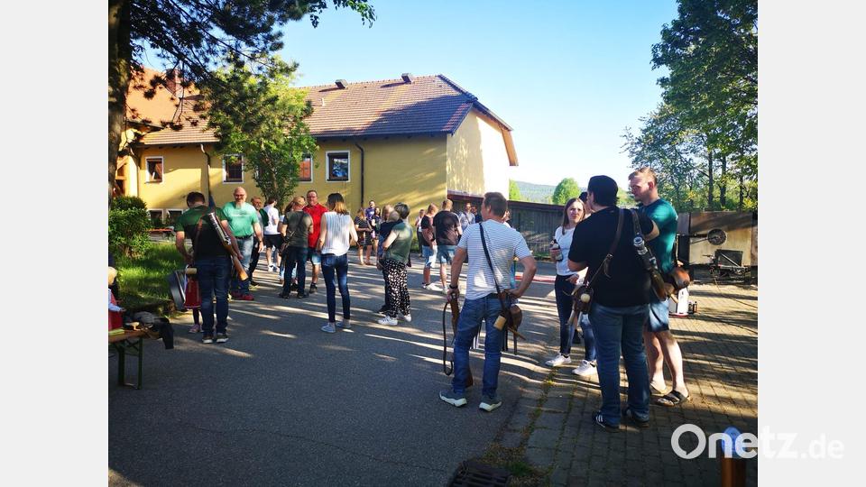 Während sich die Gäste vor und im Vereinsheim umsahen, bereiteten sich die Böllerschützen auf ihren Einsatz vor. Bild: gz