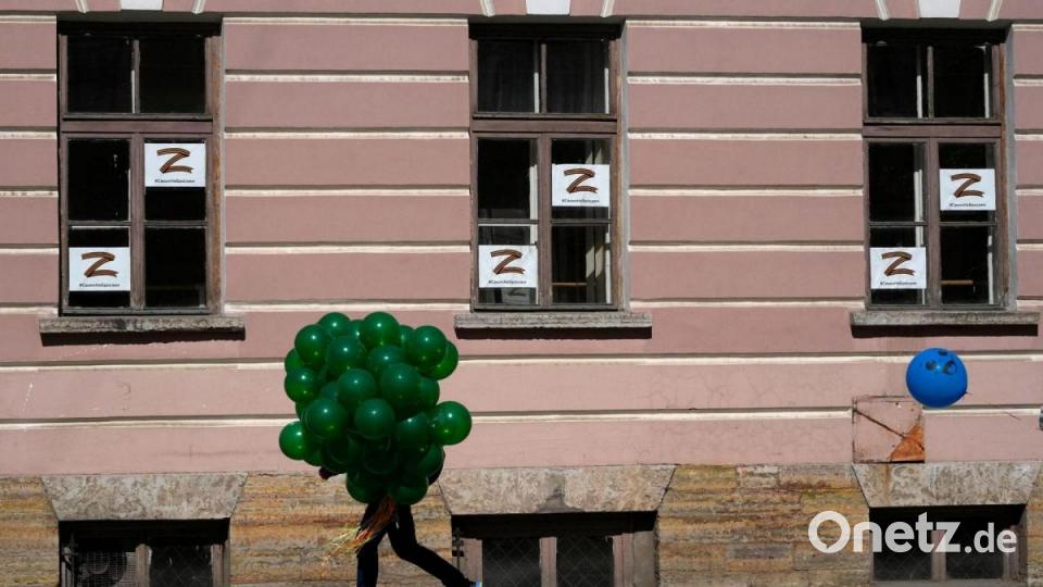 In den Fenstern eines Gebäudes im russischen Kronstadt sind „Z“-Buchstaben angebracht - sie sind zum Symbol des russischen Militärs geworden. Bild: Dmitri Lovetsky/AP/dpa