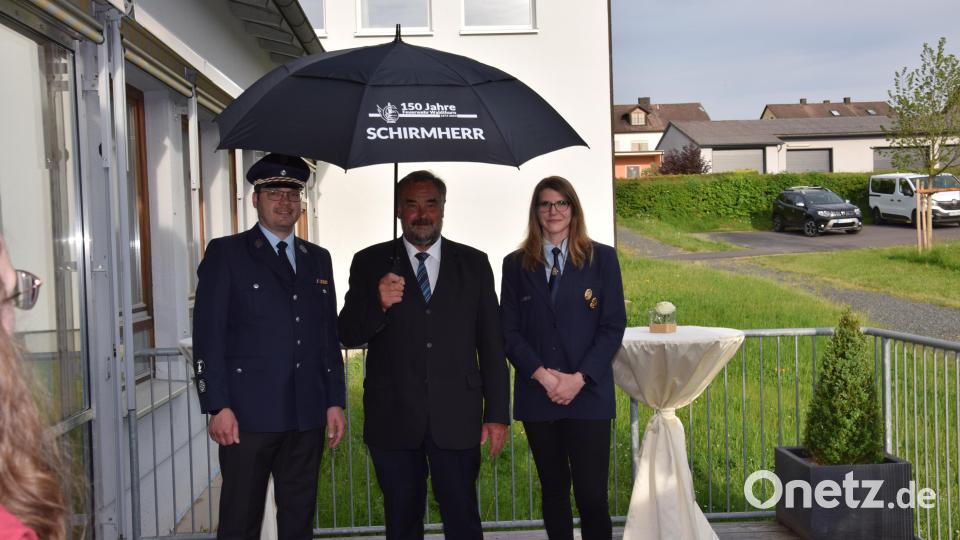 Bürgermeister Josef Beimler (Mitte) bekam mit dem Schirm in Größe XXL ein wichtiges Utensil von der zweiten Vorsitzenden Kerstin Wittmann (rechts) und Andreas Troidl (links) überreicht. Bild: fla