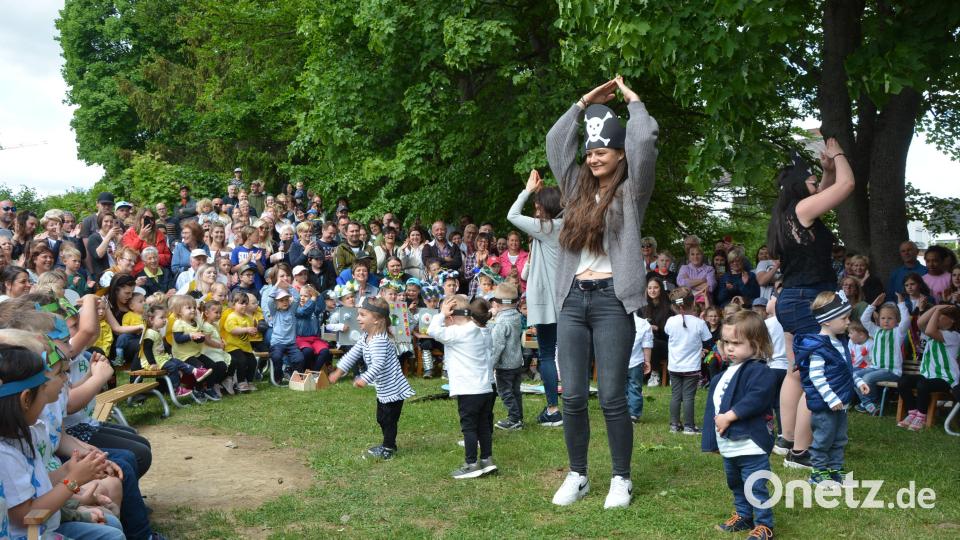 Prächtige Stimmung in der Open-Air-Arena im Städtischen Kinderhaus bei der rund einstündigen Aufführung. Bild: jr