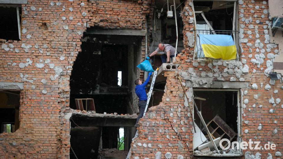 Bewohner holen ihre Habseligkeiten aus ihrem durch russischen Beschuss zerstörten Haus in Irpin. Bild: Efrem Lukatsky/AP/dpa