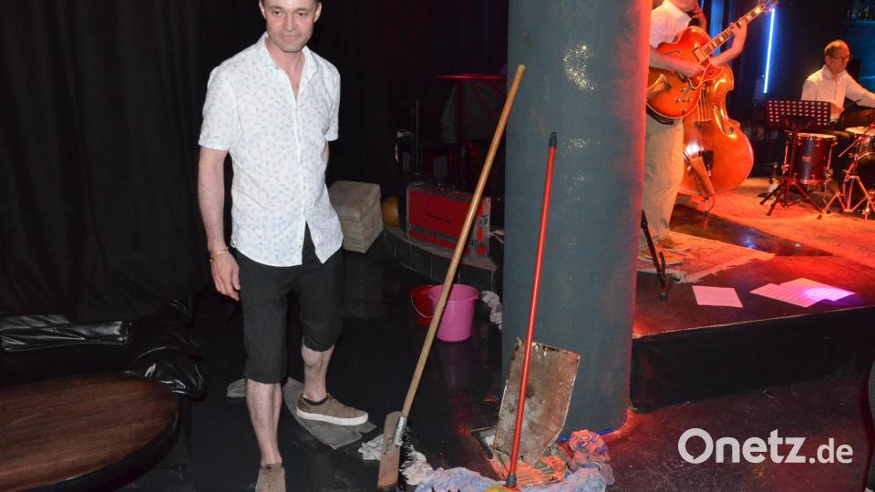 Jazz-Zirkel mal anders. Bevor die Band die Bühne betrat, musste Sacha Vezard den Fußboden trocken legen. Bild: Kunz