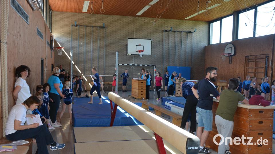Sportlich mächtig was geboten war jetzt in der Pechbrunner Schulturnhalle, wo der TSV Pechbrunn-Groschlattengrün seine diesjährigen Vereinsmeisterschaften austrug. Insgesamt wurden 45 Teilnehmer gezählt. Bild: jr