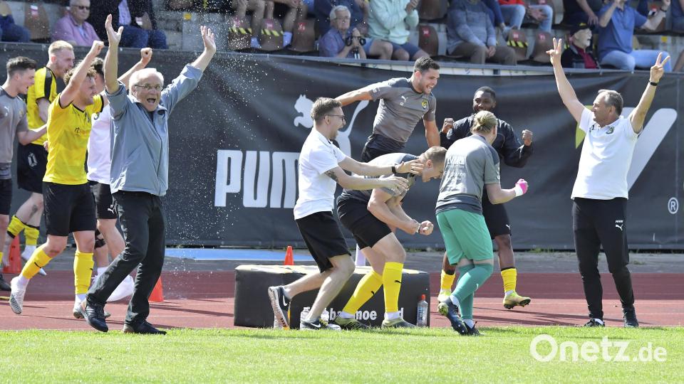 Kurz nach dem Schlusspfiff brachen in der Coaching-Zone des FC Amberg alle Dämme: hier bejubelt Trainer Karl-Heinz Wagner (rechts) mit seinen Spielern den Klassenerhalt in der Landesliga Mitte. Bild: Hubert Ziegler