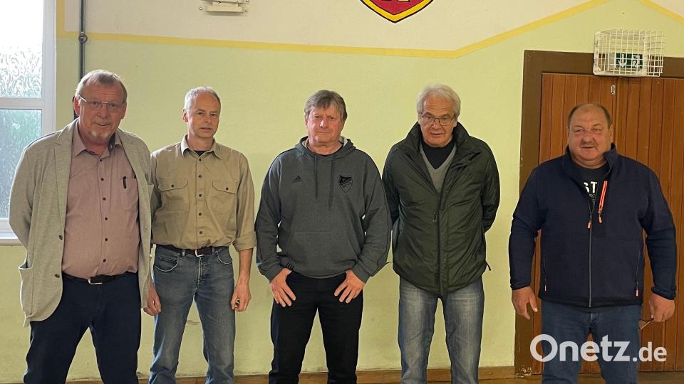 Zu Ehrenmitgliedern ernannt wurden Uwe Herrmann und Herbert Prechtl (Dritter und Vierter von links). Dazu gratulierten (von links) Thomas Reichenberger, Bernhard Kraus und Gerhard Kuchler. Bild: TSV Fichtelberg/exb